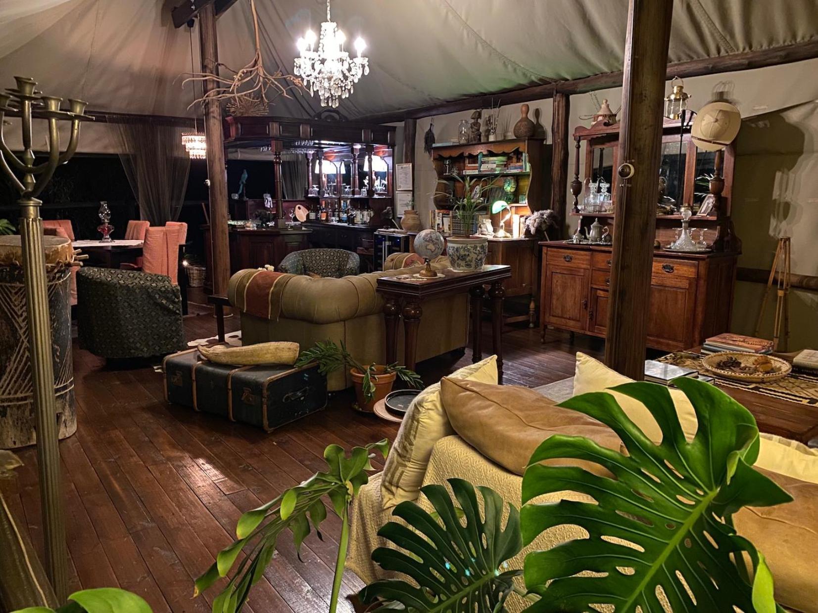 Out In Africa Wildlife Lodge Hammanskraal Exterior foto